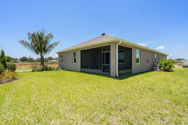 Holiday Builders Biscayne sales center in Spirit of Sebastian.