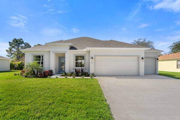 The exterior of the Highland floorplan from the Cornerstone collection by Holiday Builders.